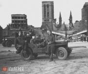 Б.М. Неменский с группой боевых товарищей. Берлин