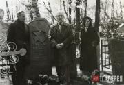 Память сердца. Виктор II, Андрей и Ольга Васнецовы у надгробия В.М. Васнецова