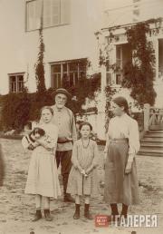 Vasily Polenov with his daughters at the Borok estate. 1900s