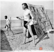 EDVARD MUNCH PAINTING ON THE BEACH IN WARNEMUNDER. 1908