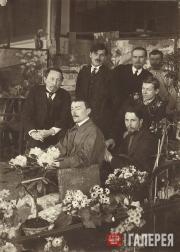 Ap. Vasnetsov with students of the Moscow School of Painting, Sculpture and Arch